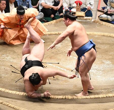 　豪ノ山（左）を突き落としで破った若貴景（撮影・園田高夫）