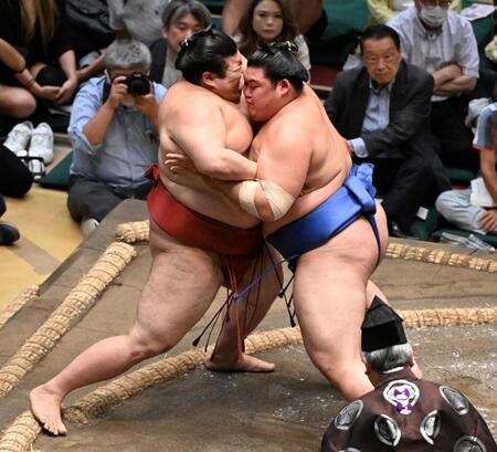 　大の里（右）が寄り切りで熱海富士を下す