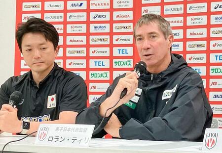 　オンライン記者会見するバレーボール男子日本代表のティリ監督（右）＝日本バレーボール協会提供