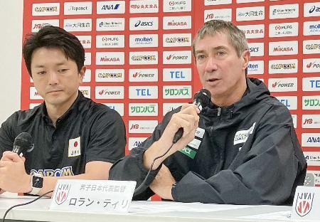 　オンライン記者会見するバレーボール男子日本代表のティリ監督（右）＝１９日（日本バレーボール協会提供）