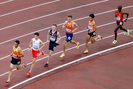 　男子５０００メートル予選、力走する森凪也（右から２人目）