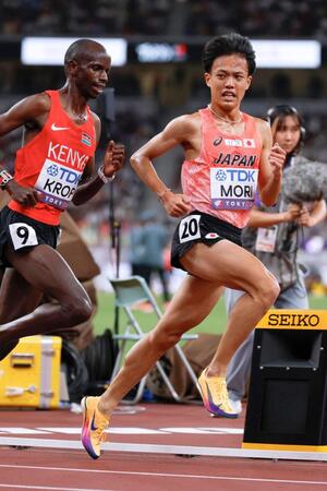 　男子５０００メートル予選、力走する森凪也（右）