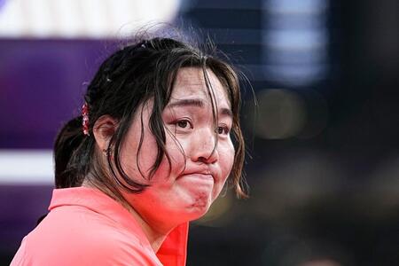 　女子やり投げ予選３投目を終え、唇をかむ北口榛花