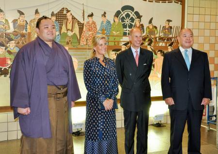 英のエドワード王子が相撲観戦　八角理事長らが出迎え