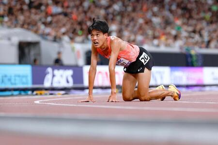 　男子５０００メートル予選、ゴールした森凪也