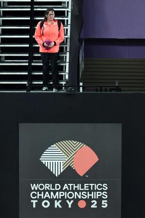 　女子やり投げ予選を終え、涙を流し引き揚げる北口榛花