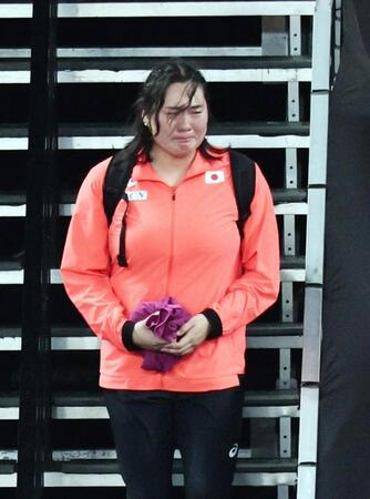 　女子やり投げ予選を終え、涙を流し引き揚げる北口榛花