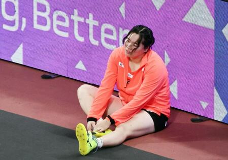 　女子やり投げ予選を終え、座り込む北口榛花