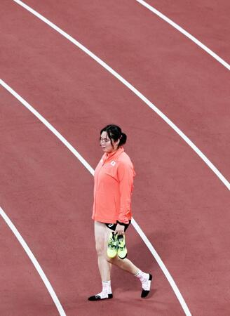 　女子やり投げ予選を終え、引き揚げる北口榛花