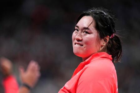 　女子やり投げ予選３投目を終え、厳しい表情を見せる北口榛花