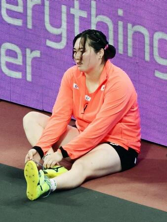 　女子やり投げ予選を終え、座り込む北口榛花