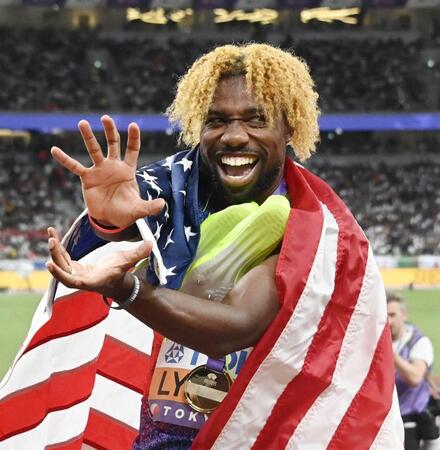 　男子２００メートル決勝で優勝し、ポーズを決めるライルズ