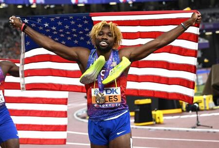 　男子２００メートル決勝で優勝し、星条旗を掲げるライルズ