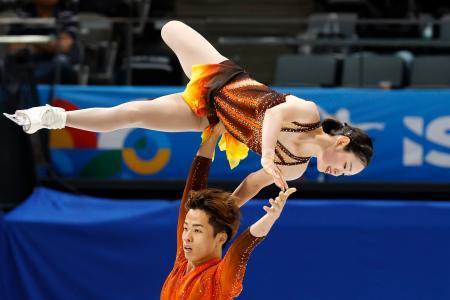 　ペアＳＰ　演技する長岡柚奈（上）、森口澄士組＝北京（共同）