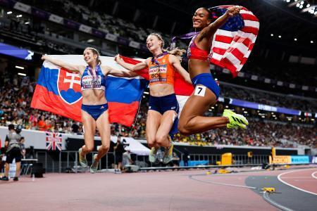 　女子４００メートル障害で優勝し、喜ぶフェムケ・ボル（中央）ら＝国立競技場