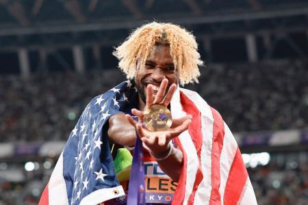 　男子２００メートルで優勝し、ポーズをとるノア・ライルズ＝国立競技場