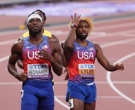 　男子２００メートルで４連覇を果たしたノア・ライルズ（右）＝撮影・石井剣太郎