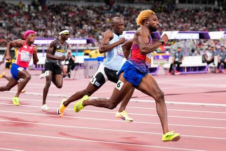 　男子２００メートル決勝、力走するノア・ライルズ（右端）