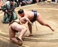 　王鵬（左）を下手投げで下し全勝キープの豊昇龍（撮影・園田高夫）