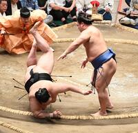 　豪ノ山（左）を突き落としで破った若貴景（撮影・園田高夫）