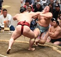 　琴勝峰（右）を押し倒しで破った隆の勝（撮影・園田高夫）