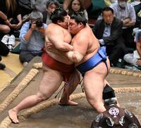 　大の里（右）が寄り切りで熱海富士を下す