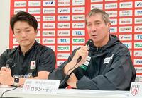 　オンライン記者会見するバレーボール男子日本代表のティリ監督（右）＝日本バレーボール協会提供