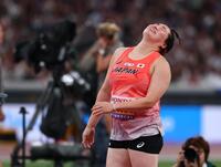 　女子やり投げ予選２投目を終え、悔しがる北口榛花