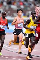 　男子５０００メートル予選、力走する森凪也（中央）