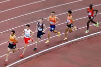 　男子５０００メートル予選、力走する森凪也（右から２人目）