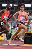 　男子５０００メートル予選、力走する森凪也（右）