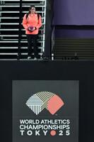 　女子やり投げ予選を終え、涙を流し引き揚げる北口榛花