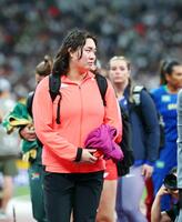 女子やり投げ予選を終え、揚げる北口榛花