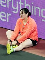 　女子やり投げ予選を終え、座り込む北口榛花
