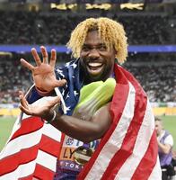 　男子２００メートル決勝で優勝し、ポーズを決めるライルズ