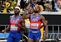 　男子２００メートル決勝で優勝し、ポーズを決めるライルズ（右）