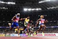 　男子２００メートル決勝、１位でゴールするノア・ライルズ（右端）