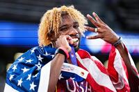 　男子２００メートルで優勝し、ポーズをとるノア・ライルズ