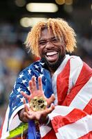 　男子２００メートルで優勝し、ポーズをとるノア・ライルズ