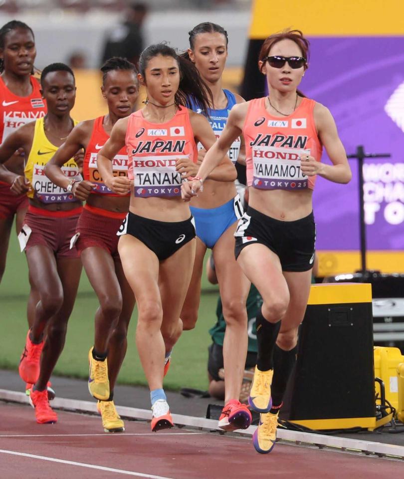 　女子５０００メートル予選で力走をみせる田中希実（左）と山本有真