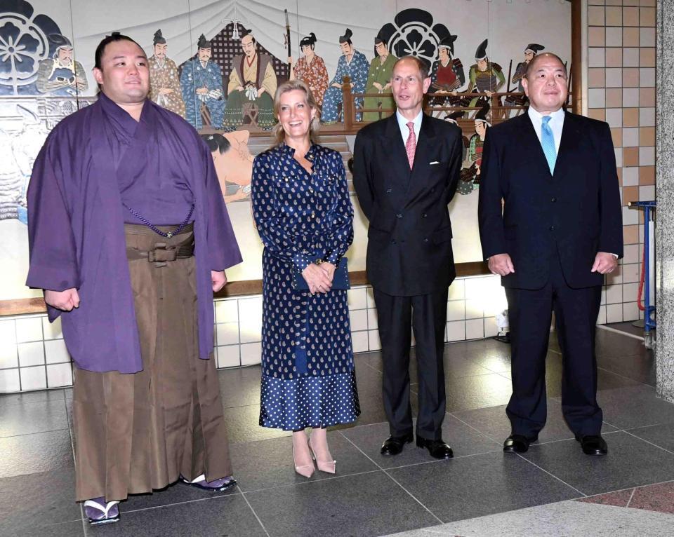 　観戦に訪れたエディンバラ公爵夫妻を出迎える八角理事長（右）と朝乃山（左）＝撮影・佐藤厚