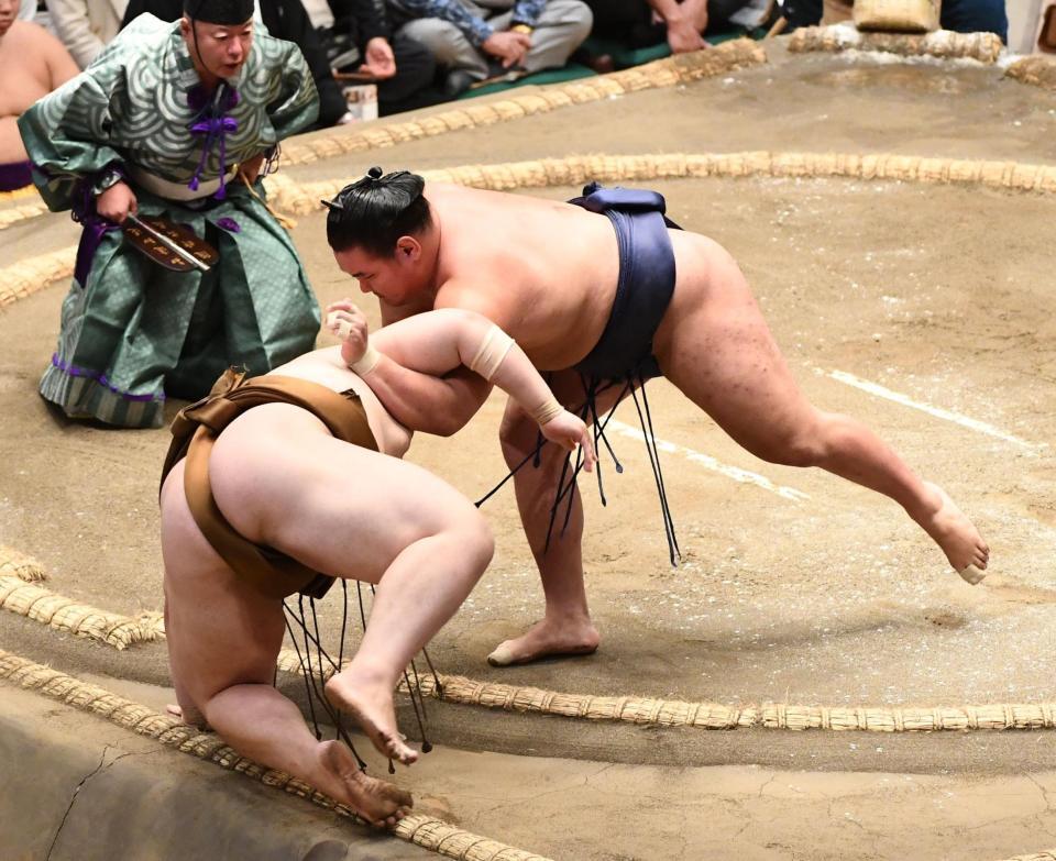 　王鵬（左）を下手投げで下し全勝キープの豊昇龍（撮影・園田高夫）