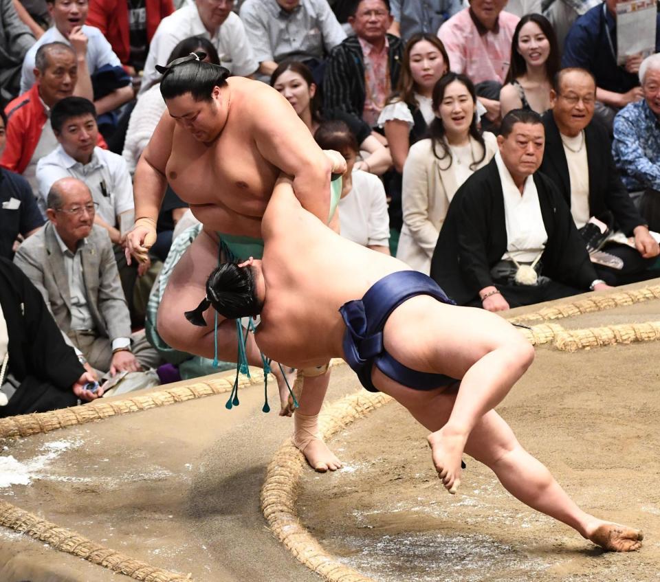 　平戸海（右）を小手投げで下した琴桜（撮影・園田高夫）