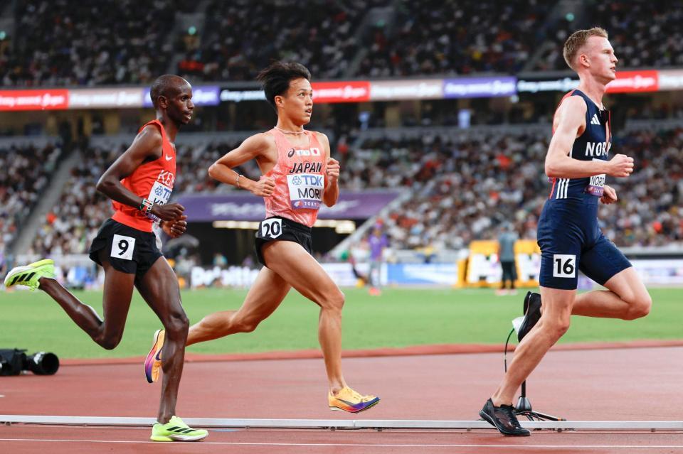 　男子５０００メートル予選、力走する森凪也（中央）