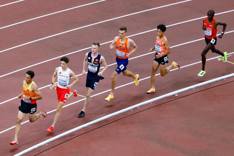 　男子５０００メートル予選、力走する森凪也（右から２人目）