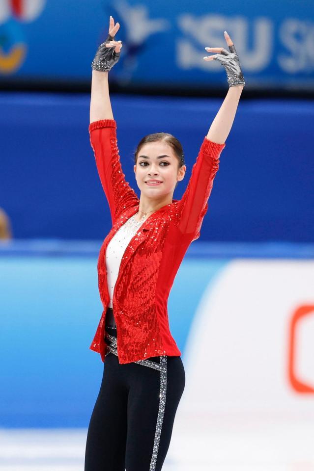 　女子ＳＰの演技を終え、あいさつするアデリア・ペトロシャン（共同）