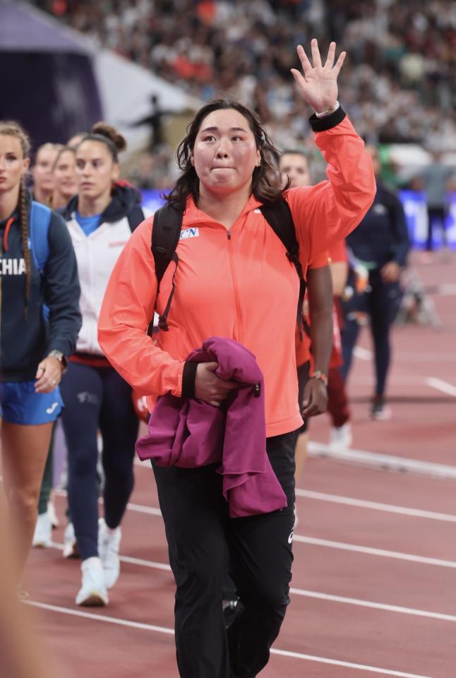 　女子やり投げ予選を終え、引き揚げる北口榛花（撮影・石井剣太郎）