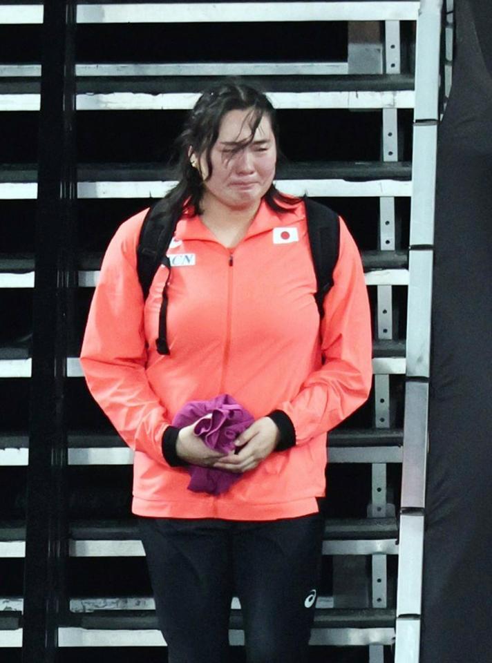 　女子やり投げ予選を終え、涙を流し引き揚げる北口榛花