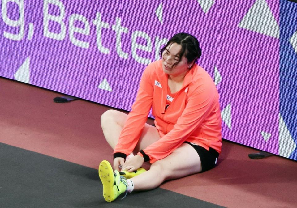 　女子やり投げ予選を終え、座り込む北口榛花