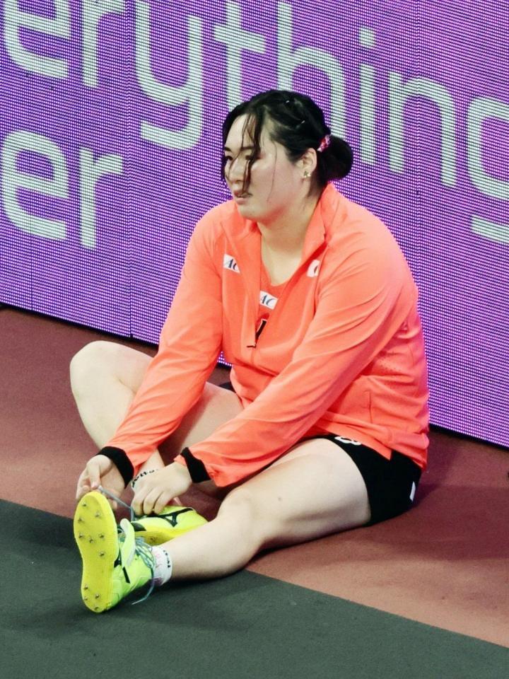 　女子やり投げ予選を終え、座り込む北口榛花